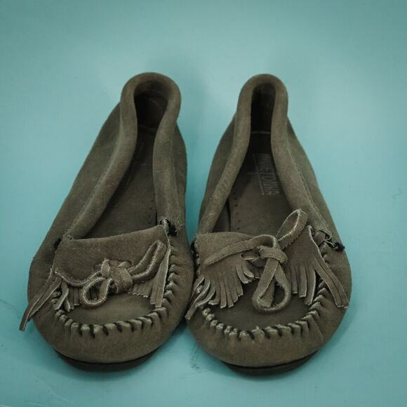 Minnetonka Size 8 Kitty Hardsole Moc Gray Slip On Tassel Fringe Toe Shoes Flats - Picture 2 of 5